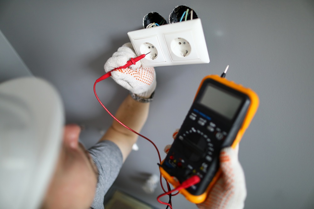 Verificările PRAM: Ce sunt și de ce sunt esențiale pentru siguranța instalațiilor tale electrice